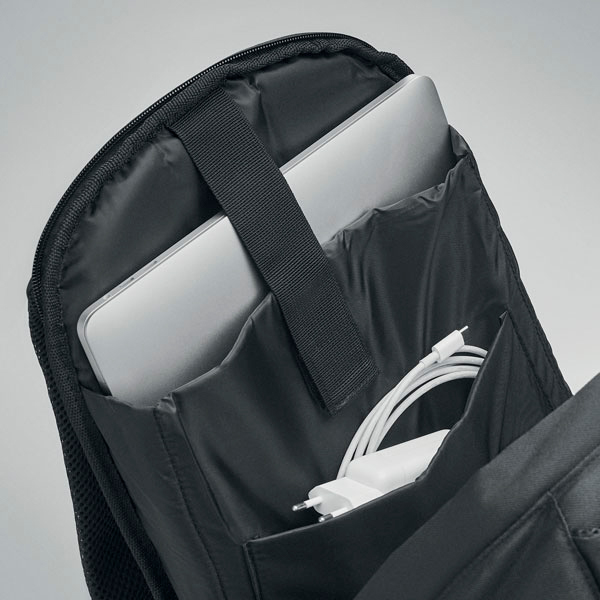 Mochila-jaspeada-600D-RPET-MUNICH-Negro-abierta-con-portatil-detalles