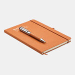 Libreta-A5-con-Tapa-Dura-de-Rayas-con-boligrafo-cuero-reciclado-ELEGANOTE-set-de-regalo-beige