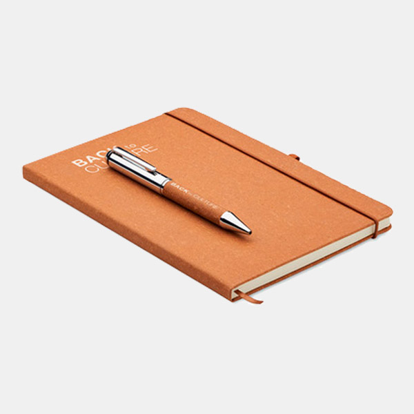 Libreta-A5-con-Tapa-Dura-de-Rayas-con-boligrafo-cuero-reciclado-ELEGANOTE-set-de-regalo-beige-vista-lado-ejemplo-personalizado