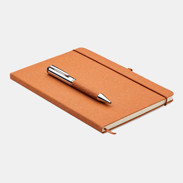 Libreta-A5-con-Tapa-Dura-de-Rayas-con-boligrafo-cuero-reciclado-ELEGANOTE-set-de-regalo-beige-vista-lado