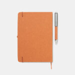 Libreta-A5-con-Tapa-Dura-de-Rayas-con-boligrafo-cuero-reciclado-ELEGANOTE-set-de-regalo-beige
