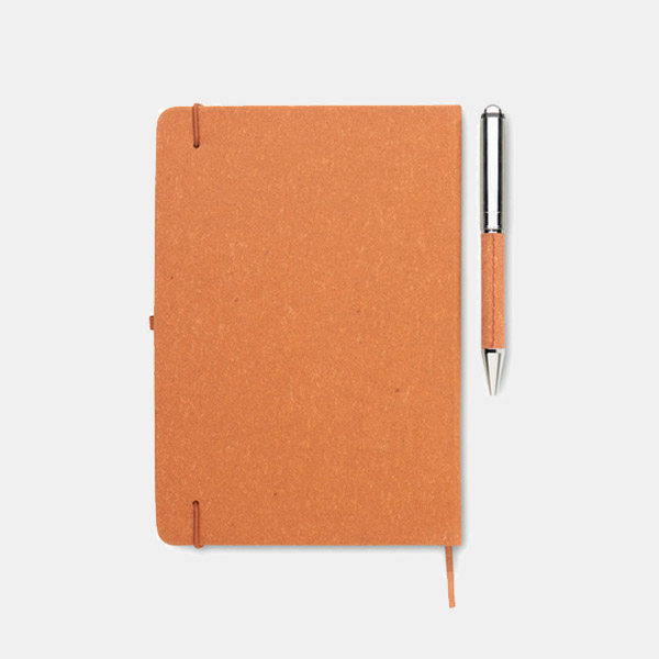 Libreta-A5-con-Tapa-Dura-de-Rayas-con-boligrafo-cuero-reciclado-ELEGANOTE-set-de-regalo-beige-vista-trasera